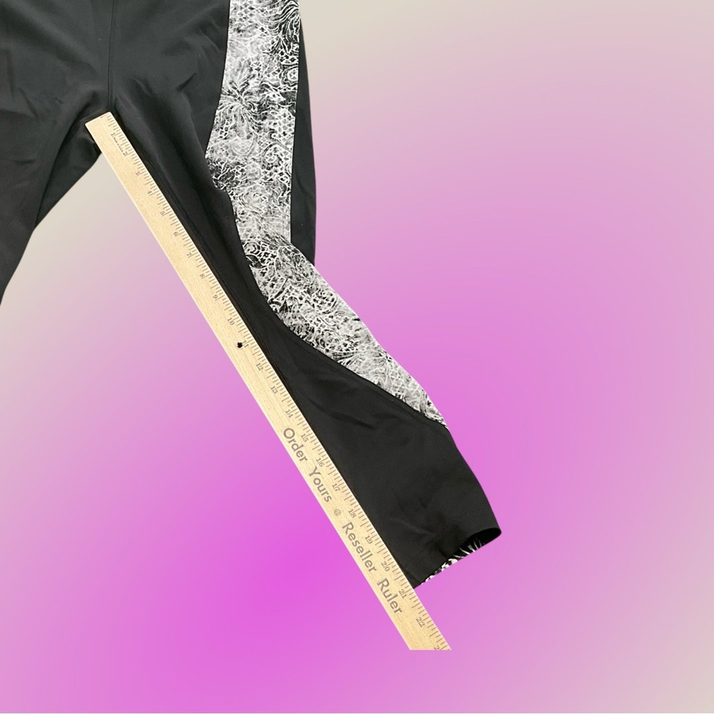 Lululemon Sweat and Repeat Leggings Cropped Size 12 - Picture 4 of 6